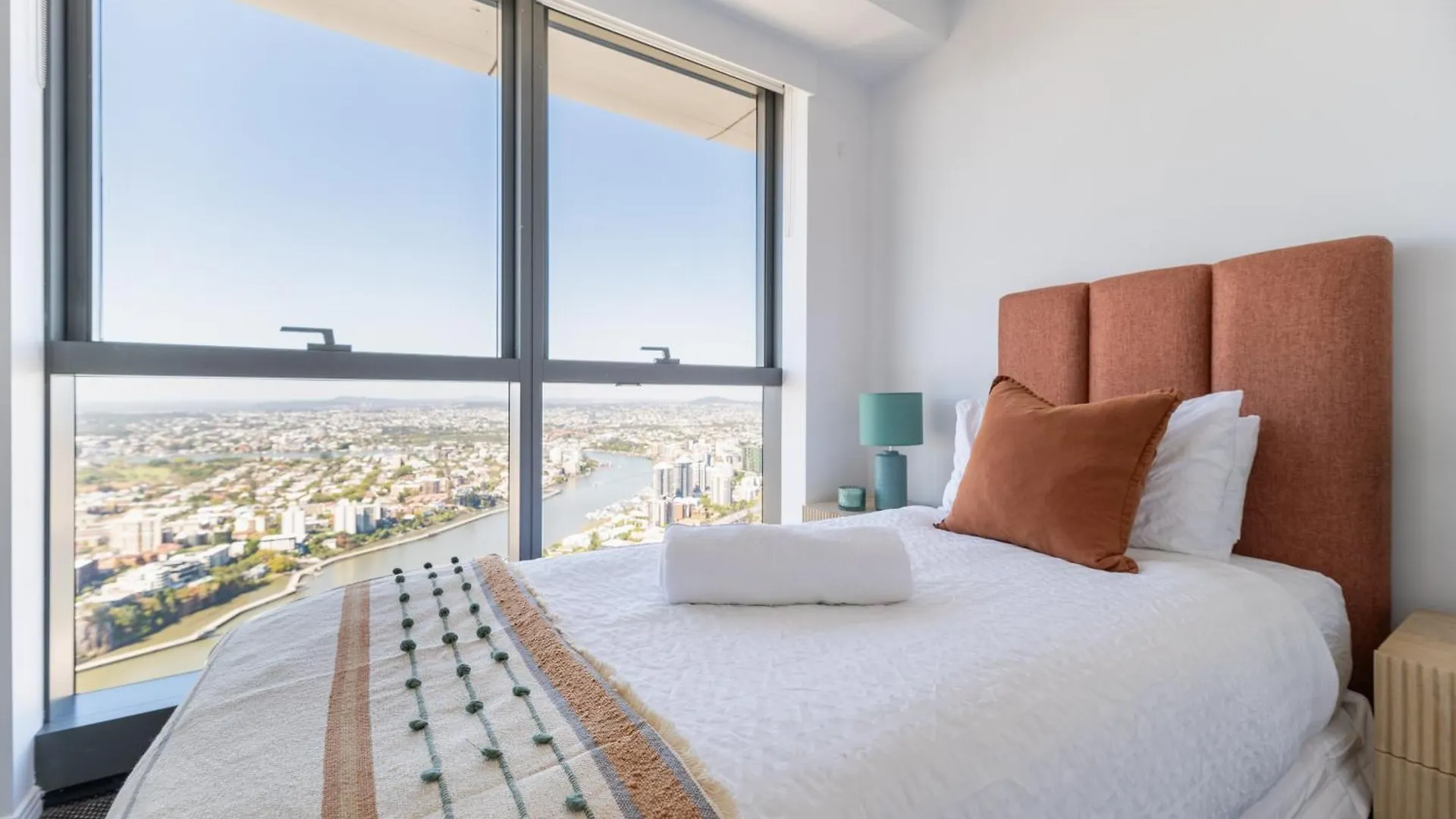 Brisbane River & City Views 2 Bed 2 Bath Apartment Skyline